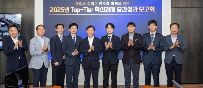 21일 충남 태안 본사에서 열린 ‘코웨포 미래성장위원회 출범식’에서 이정복 사장(가운데)과 관계자들이 기념사진을 찍고 있다. 사진=한국서부발전