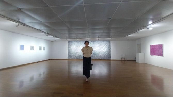 성희승 작가가 경기도 광주 영은미술관 제2전시장에서 개인전 ‘별을 새기다 Engraving the Stars’을 지난 19일 오픈해 관객을 맞이하고 있다. 성 작가가 작품 앞에서 포즈를 취하고 있다. 사진=성희승 작가 제공