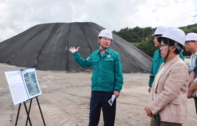 지난 21일 이상일 용인특례시장이 구성 지역 골재채취 및 건설폐기물 사업장을 방문해 비산먼지 발생 등 주민 불편사항을 확인하고 보완조치를 요구하고 있다. 사진=용인특례시