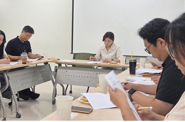 지난 21일 부천시의회 장해영 재정문화위원장(가운데)이 부천시립박물관 통합관을 찾아 지역문화 발전 및 시민 접근성 강화를 위한 현장 간담회를 개최하고 있다.   사진=부천시