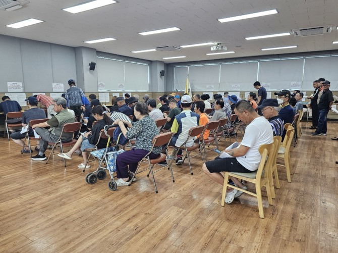 지난 21일 민생회복 소비쿠폰 신청 첫날 신천동 행정복지센터에서 신청자들이 대기하고 있다. 사진=시흥시