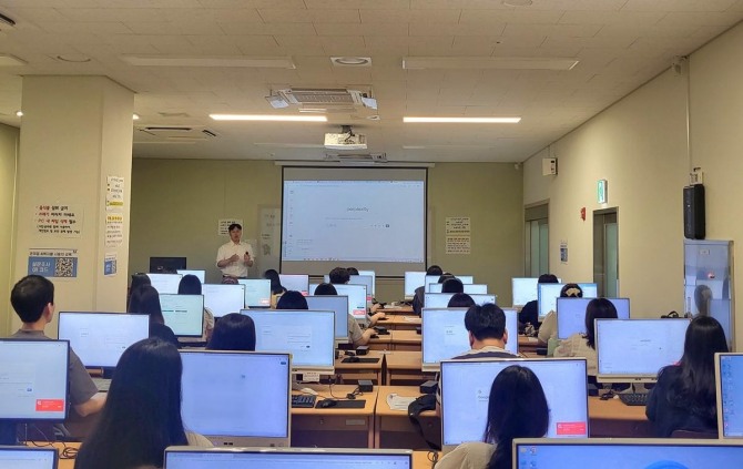 부천시는 지난 14~15일 전산 교육장에서 ‘온마음 AI복지콜’ 사용자 대상 교육을 4회에 걸쳐 진행했다.    사진=부천시