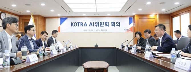 코트라는 21일 ‘KOTRA AI위원회’를 신설하고, 수출 1조 달러 시대를 위한 AI 활용 수출지원체계 개선과 국가 AI 생태계 글로벌화 지원에 본격적으로 나선다. 강경성 사장(오른쪽 줄 왼쪽에서 세 번째)이 ‘KOTRA AI위원회’에서 발언하고 있다. 사진=코트라