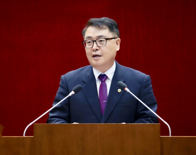 성남시의회 황금석 의원이 지난 21일 제304회 임시회 제2차 본회의 5분 자유발언에서 성남산업단지 일대 교통 인프라 개선 마련을 촉구하고 있다. 사진=성남시의회