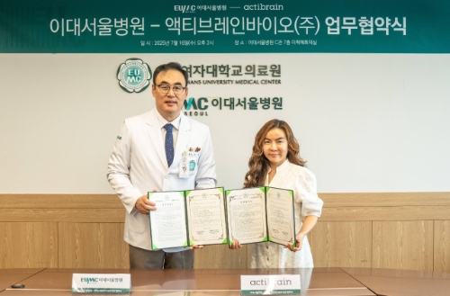 왼쪽부터 주웅 이대서울병원장과 수킴 액티브레인바이오 대표가 업무협약식에서 기념촬영을 하고 있다. 사진=이대서울병원