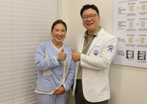 왼쪽부터 나랑체첵 씨가 이상운 원장으로부터 한의통합치료를 받은 후 기념사진을 촬영하고 있다. 사진=자생한방병원