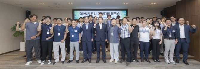 한국남부발전이 21~22일 양일간 열린 '전사 계약자재 성과창출 워크숍' 참석자들과 박영철 기획관리부사장(앞줄 왼쪽 여섯 번째)이 함께 기념촬영 하고 있다. 제공=남부발전