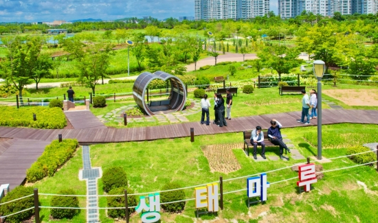 청라호수공원 ‘생태마루’에서 시민들이 산책을 하고 있다. 사진=인천시설공단