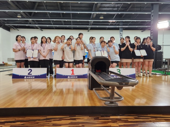 지난 21일   '2025 남원 한국실업볼링연맹 전국실업볼링대회’에서 부평구 여자 일반부 단체전 5인조 경기 동메달을 획득하고 기념촬영을 하고 있다.  사진=부평구