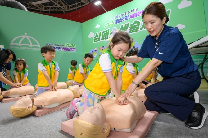 현대모비스는 한국교육시설안전원, 한국도로교통공단, 한국어린이안전재단과 함께 '어린이 종합안전 캠페인' 공동 운영을 위한 업무협약(MOU)을 체결했다. 사진은 지난달 열린 ’종합안전 체험랜드’에 참여한 어린이들이 소화기 사용법과 심폐소생술(CPR) 교육을 받고 있다. 사진=현대모비스