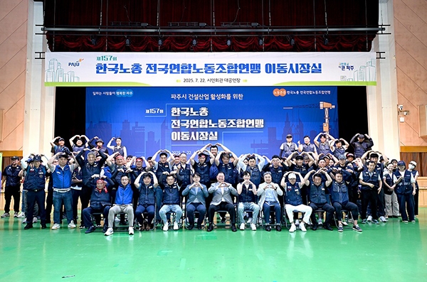 지난 22일 김경일 파주시장(가운데)이 이동시장실을 열고 건설현장 근로자와의 격의 없는 소통을 하고 있다. 사진=파주시