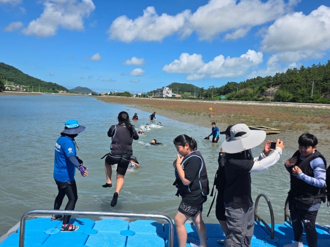 지난 22일 신안 관내 학생들이 임자면 진리해변에서 ‘생활수영’ 교육을 받고 있다.  사진=전남 신안군