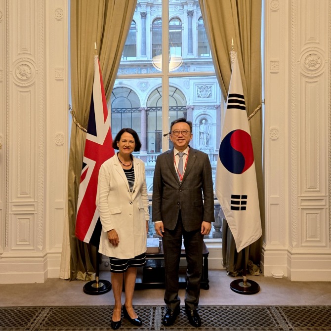 지난 22일(현지시각) 영국 런던 소재 영국 외무·영연방개발부 본청에서 정상혁(오른쪽) 신한은행장과 캐서린 엘리자베스 웨스트 영국 외무·영연방개발부 아태지역 담당 차관이 민간 금융기관 투자 협력을 위한 면담 후 기념 촬영을 하고 있다. 사진=신한은행