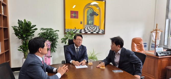 인천 국회의원 8인, 국립강화고려박물관 건립 공동건의문 서명 동참하며 사업에 한층 탄력이 붙고 있다.(왼쪽에서 박용철 강화군수, 김교흥 의원, 배준영 의원)  사진=강화군