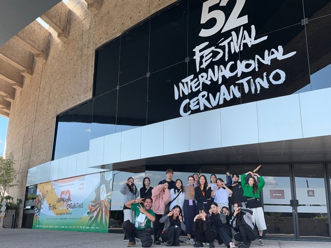 세르반티노 춤 축제_Auditorio del Estado de Guanajuato 극장 앞에서