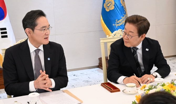이재명 대통령이 지난 13일 서울 용산 대통령실 청사에서 열린 경제6단체와 기업인 간담회에서 이재용 삼성전자 회장의 발언을 듣고 있다. 사진=대통령실사진기자단