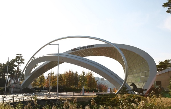 렛츠런파크 부산경남 경마 공원 입구. 사진=렛츠런파크 부산경남