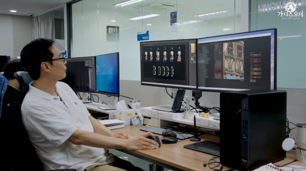 가디스 오더 개발 비하인드 영상 '픽셀 아트의 모든 것'에서 박찬규 픽셀트라이브 픽셀아트팀장이 게임 개발 과정을 소개하고 있다. 사진=카카오게임즈·픽셀트라이브