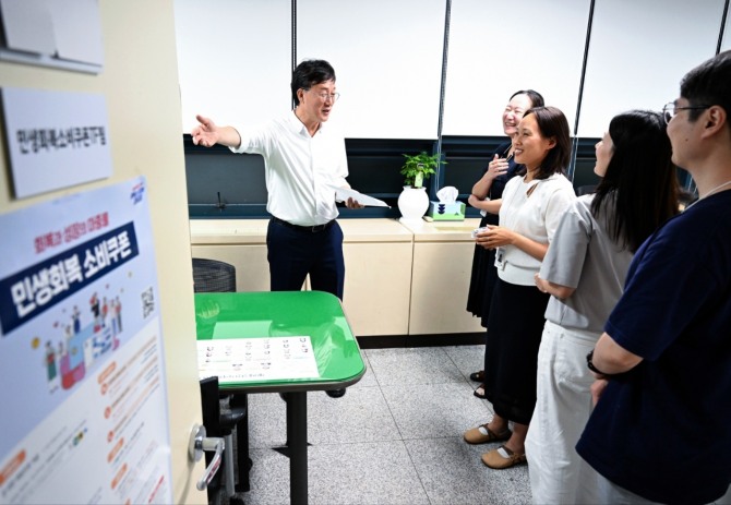 지난 24일 오후 이민근 안산시장(왼쪽 첫번 째)이 민생회복 소비쿠폰TF팀 사무실을 방문해 직원들을 격려하며 집행상황을 점검하고 있다. 사진=안산시