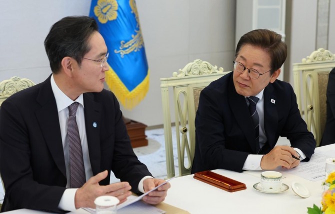 이재명 대통령이 13일 서울 용산 대통령실에서 열린 6경제단체와 기업인 간담회에서 이재용 삼성전자 회장의 발언을 경청하고 있다. 사진=뉴시스