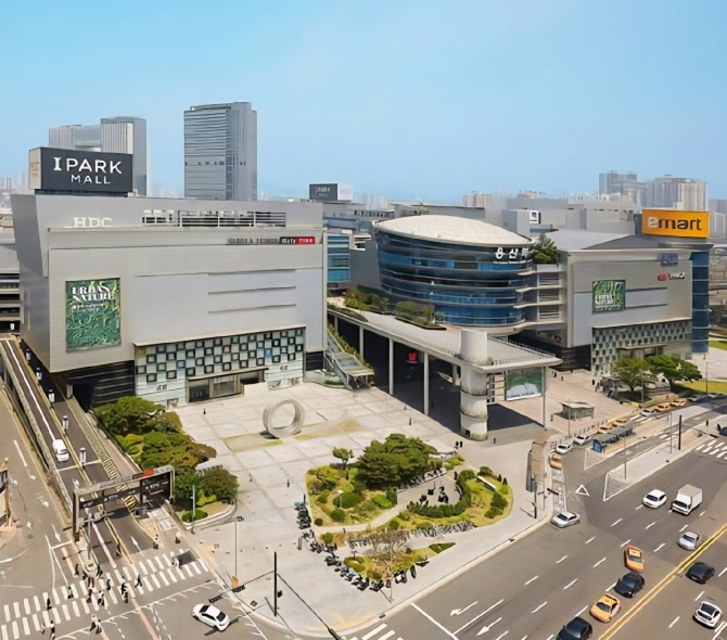 HDC현대산업개발은 연결 재무제표 기준 올 2분기 영업이익이 작년 동기 대비 49.1% 증가한 803억원으로 잠정 집계됐다고 25일 공시했다. HDC현대산업개발 본사가 있는 서울 용산구 한강로3가 용산역. 사진=HDC현대산업개발