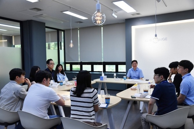 한국조폐공사는 지난 22일 대전 본사 나래관 조폐라운지에서 업무 분야별 우수한 성과를 거둔 직원들과 ‘KOMSCO 타운 홀 미팅’을 개최했다. 사진=조폐공사