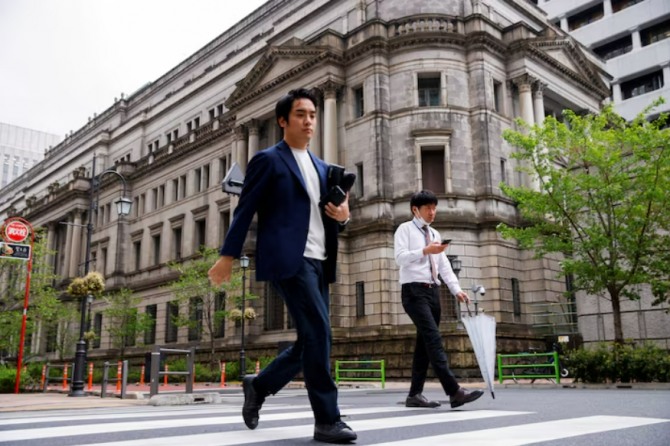2023년 4월 7일, 일본 도쿄의 일본은행 건물 앞을 걷고 있는 사람들. 사진=로이터