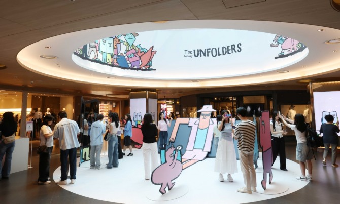 서울 코엑스 'The Galaxy UNFOLDERS' 체험존 방문객들이 ‘갤럭시 Z 폴드7∙Z 플립7'으로 아티스트 '장 줄리앙(Jean Jullien)'의 캐릭터와 함께 인증샷을 촬영하고 있다. 사진=삼성전자