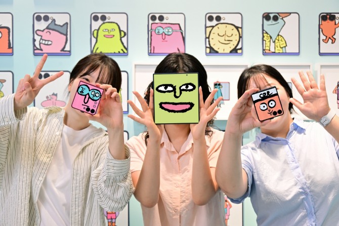 서울 코엑스 'The Galaxy UNFOLDERS' 체험존 방문객들이 '갤럭시 Z 폴드7'의 대화면과 ‘갤럭시 Z 플립7’의 커버 디스플레이를 활용해 '뉴페이스 셀피'를 촬영하고 있다. 사진=삼성전자