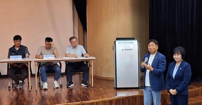 지난 24일 공공개발과 지역기업 협력 해법 논의 자리로 지역상생간담회를 만든 오준환 경기도의원과 고양시 김미경 시의원.  사진=강영한 기자