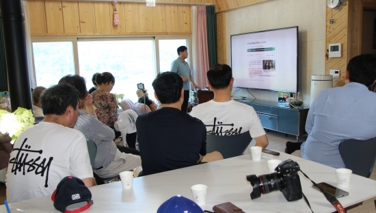 지난 25일 인천일보에서 국회 출입 등 논설위원으로 활동하다 퇴직한 정찬흥 강사가 언론 생태계 등 기자들의 활동에 대해 강의하고 있다.  사진=인천 연합기자단 풀 