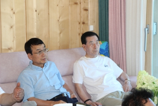 지난 25일 인천광역시의회 전반기 의장을 역임한 2선 현직 허식 의원이 인천 연합기자단 차강수 간사와 나란히 정찬흥 강사의 강의를 듣고 있다.  사진=연합기자단 풀