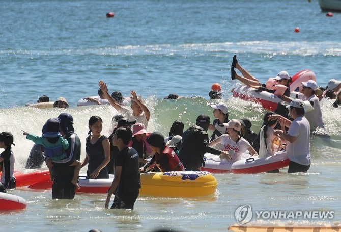 27일 오후 부산 해운대해수욕장에서 피서객들이 물놀이하며 더위를 식히고 있다. 사진=연합뉴스