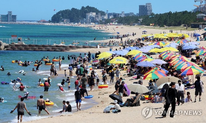 27일 강원 강릉시 강문해수욕장이 피서객들로 북적이고 있다. 사진=연합뉴스
