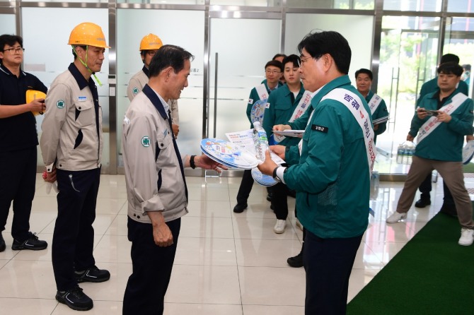 지난25일 박용철 강화군수는 강화산업단지를 방문해 관계자들에게 폭염대응수칙 안전 홍보물을 배부하면서 안전확보를 위해 예방캠페인을 하고 있다.   사진=강화군