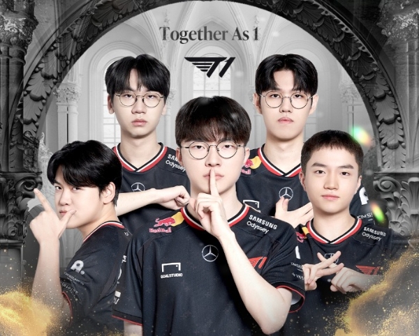 2025년 T1 LOL 팀 주전 선수들. 페이커 선수가 가운데에서 시그니처 포즈인 '쉿' 자세를 취하고 있다. 왼쪽 위부터 시계 방향으로 팀 동료인 '도란' 최현준, '오너' 문현준, '케리아' 류민석, '구마유시' 이민형. 사진=T1