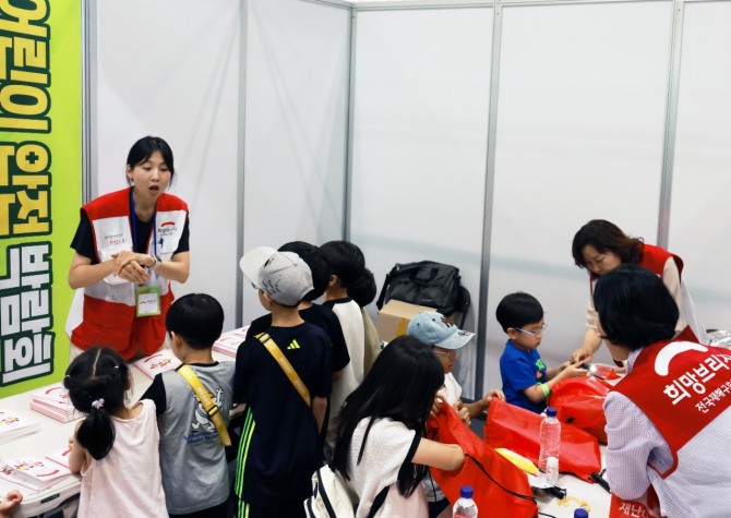 희망브리지 전국재해구호협회가 ‘2025 어린이 통합 안전박람회’에서 운영한 ‘재난안전 챌린지존’에서 어린이 참가자들이 생존키트를 직접 제작하며 재난대응 방법을 배우고 있다.  /사진=희망브리지