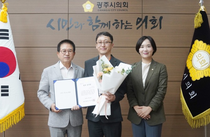 최서윤 광주시의원(오른쪽)이 7월 칭찬공무원을 농업정책과 로컬유통팀 유상열 팀장으로 선정하고 증서를 전달해 기념촬영을 찍고 있다. 사진=광주시의회