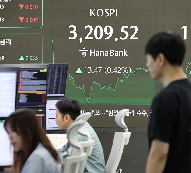 28일 서울 중구 하나은행 본점 딜링룸에서 직원들이 업무를 보고 있다. 사진=연합뉴스