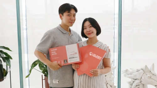 가수 레이디제인이 아이코드에 쌍둥이 제대혈 보관을 기념촬영을 하고 있다. 사진=차바이오텍