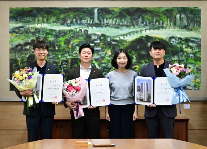 28일 서울시의회 접견실에서 대변인 임명장을 받고 기념촬영을 하고 있다(왼쪽부터 정지웅·김경훈 서울시의원, 최호정 서울시의회 의장, 박강산 서울시의원).사진=서울시의회