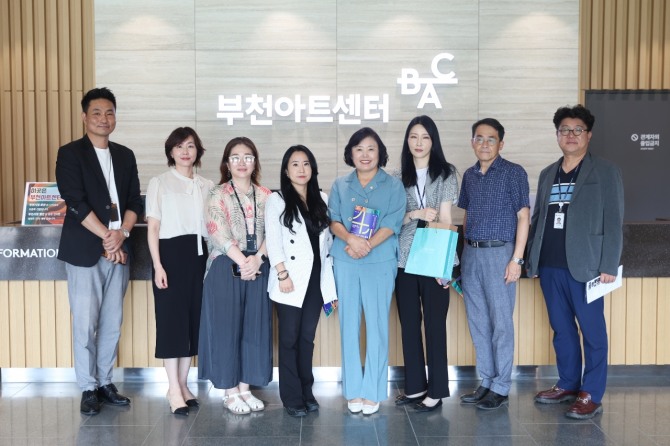 시흥시의회 의원 연구단체 ‘시흥아트센터 정착 및 운영방안 연구회’가 지난 25일 부천아트센터를 방문해 선진 공연문화시설의 운영 사례를 벤치마킹하고 관계자들과 기념촬영을 하고 있다. 사진=시흥시의회
