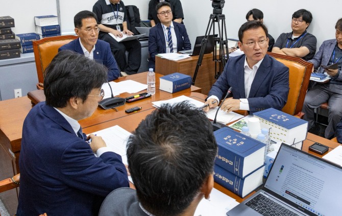 국회 환경노동위원회 국민의힘 간사인 김형동 의원(오른쪽)이 28일 국회 환노위 소회의실에서 열린 고용노동법안소위에서 노조법 2·3조(노란봉투법) 개정안 심사를 앞두고 발언하고 있다. 사진=연합뉴스
