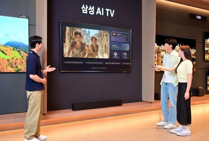 삼성스토어를 찾은 방문객이 더 똑똑해진 '클릭 투 서치' 기능을 체험하고 있다. 사진=삼성전자
