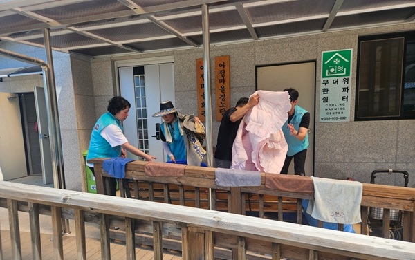 최근 집중호우 피해를 입은 경남 산청군 신등면 일대에서 건보공단 부울경지역본부 임직원들이 이동세탁 빨래봉사를 하는 모습. 사진=건보공단 부울경지역본부