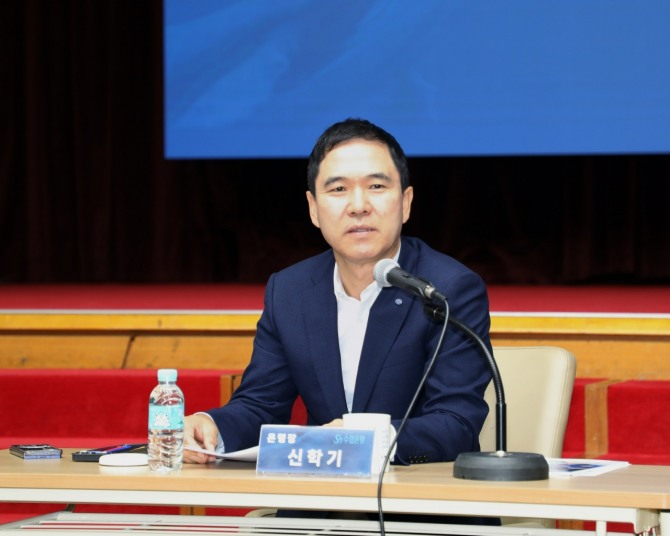 Sh수협은행(신학기 은행장)은 지난 25일 2025년 제3차 경영전략회의를 개최했다고 밝혔다. 사진은 경영전략회의 시 수협은행 신학기 은행장이 영업점장들에게 당부사항을 전달하는 모습. 사진=Sh수협은행
