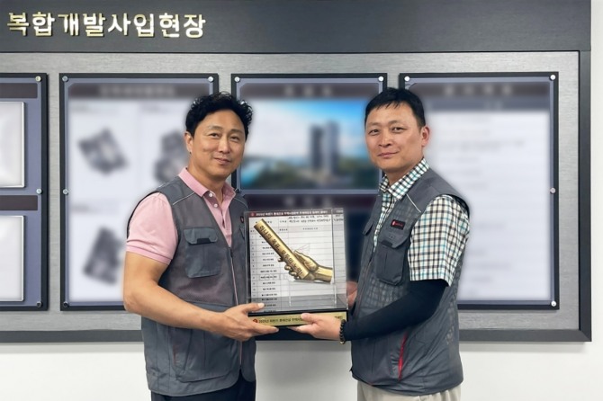 롯데건설은 중대재해를 근절하고 무재해를 달성하고자 전국 공사현장을 대상으로 12월 31일까지 안전 릴레이 캠페인을 시행한다고 29일 밝혔다. 이승환 롯데건설 주택안전팀 상무(왼쪽)가 안전 릴레이 캠페인의 일환으로 현장소장에게 안전 바통을 전달하는 모습. 사진=롯데건설
