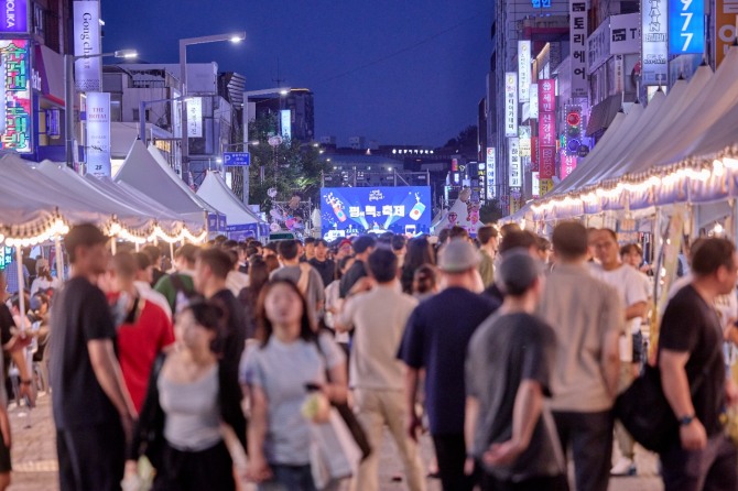 26일 평택역 오거리와 박애병원 일원에서 '2025 평택거리문화축제'에 시민들로 북적이고 있다. 사진=평택시