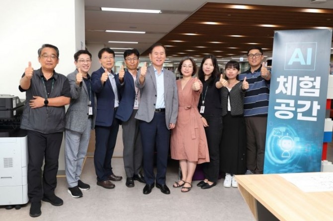 한국석유공사 김동섭 사장(가운데)이 이달 2일 울산 본사에 마련한 AI 체험공간에 방문해 신용화 경영지원본부장(왼쪽에서 셋째) 등 직원들을 격려하고 기념 촬영을 하고 있다. 사진=석유공사