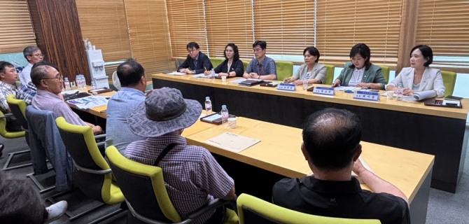 지난 28일 최서윤 경기도 광주시의회의원이 대대적인 버스 노선 개편을 앞두고 주민들과 긴급간담회를 진행하고 있다. 사진=광주시의회